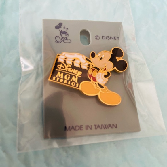 4 Disney pins. Piglet, Minnie Mouse, Micky at Disney MGM Studios, BuzzLightyear - Picture 4 of 10